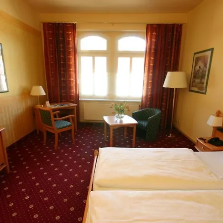 Zum Lowen Hotel *